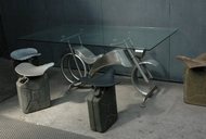 projekt stołu - Katarzyna Jagiełło i Józef Krawczyk, projekt krzesła Garage - Karol Hostyński